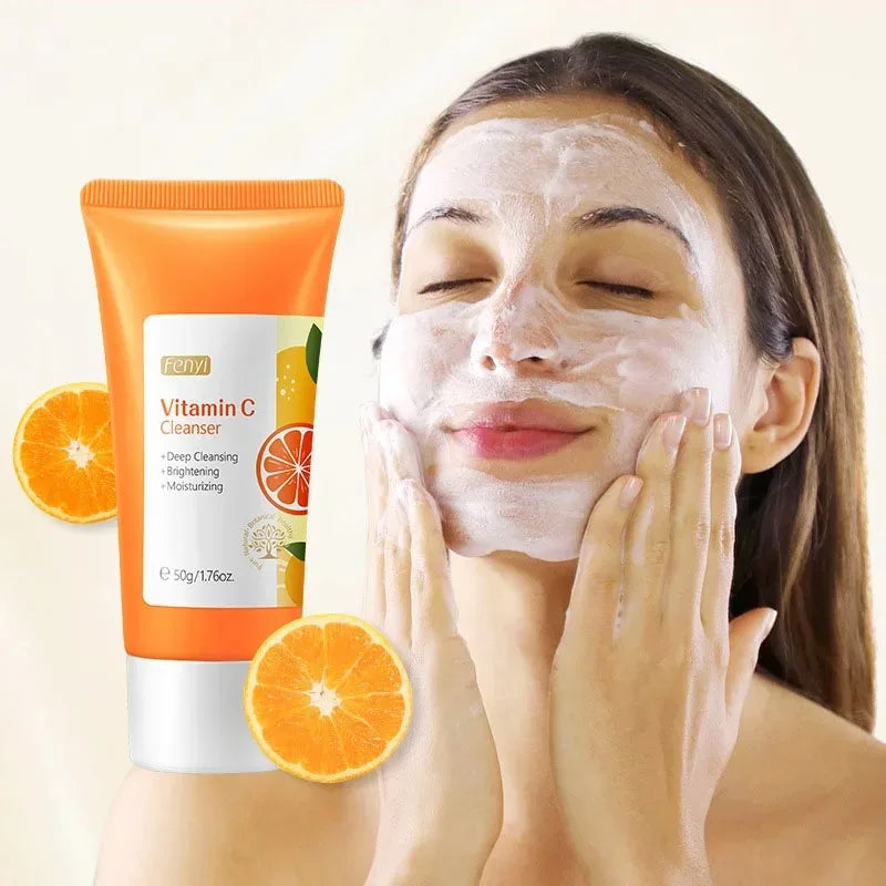 Mujer aplicando limpiador facial de vitamina C en su rostro