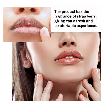Mujer aplicando exfoliante y mascarilla labial de fresa